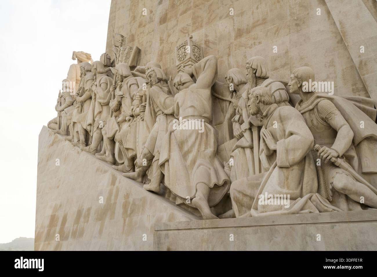 Vue sur les sculptures en pierre complexes représentant des personnages historiques et des thèmes maritimes au Monument aux découvertes, sa teinte pâle contrastant avec l'esprit Banque D'Images