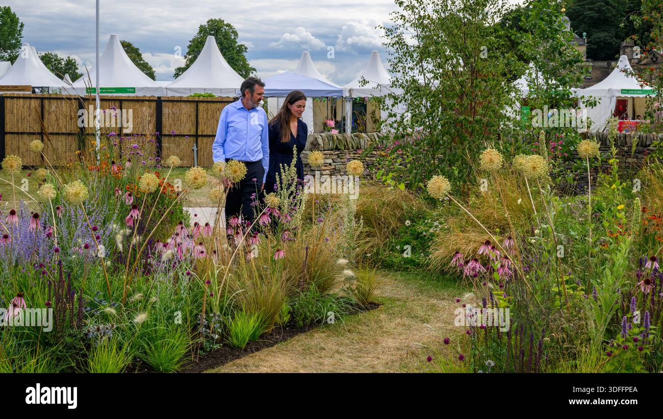 Adam Frost & Frances Tophill, présentant Making Filming BBC tv prog Outside broadcast - RHS Flower Show Wentworth Woodhouse 2025, Yorkshire Angleterre Royaume-Uni. Banque D'Images