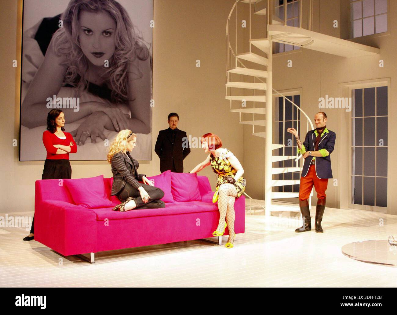 de gauche à droite : Kate Miles (Eileen), Denise Gough (Celia), Andrew Price (Bates), Lizzie Hopley (Fay), Benedict Sandiford (Chris) dans LE GROUCH de Ranjit Bolt au West Yorkshire Playhouse, Leeds, Angleterre 20/02/2008 adapté de â€˜le Misanthropeâ€™ de Moliere design : Ruari Murchison réalisateur : Sarah Esle Banque D'Images