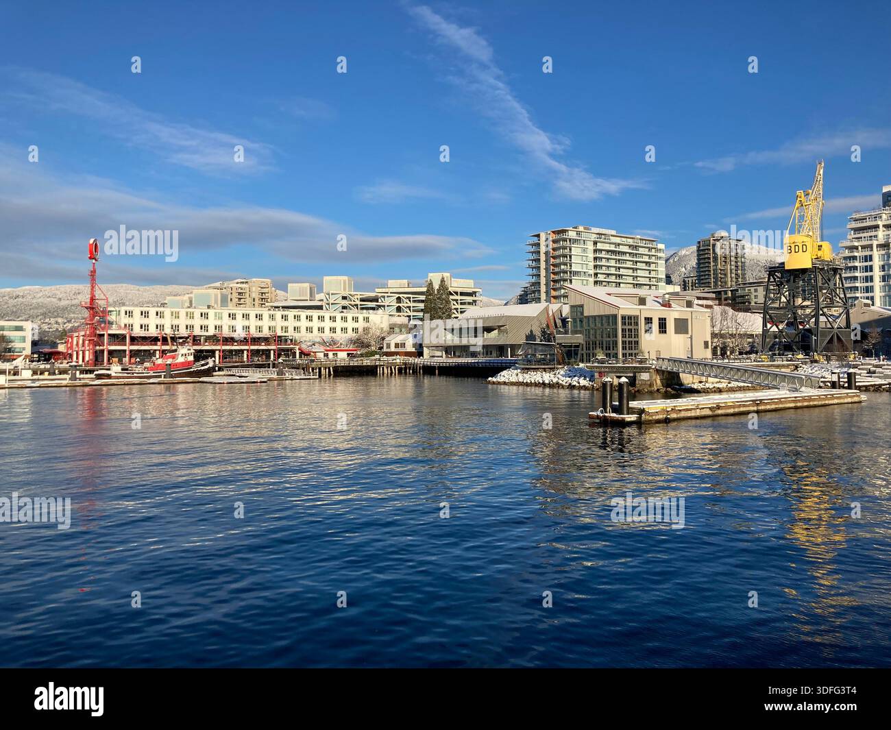 Vue vers Lonsdale Quay Market et la Polygon Gallery depuis Burrard Dry Dock Pier au Shipyards Waterfront à North Vancouver, BC, Canada Banque D'Images