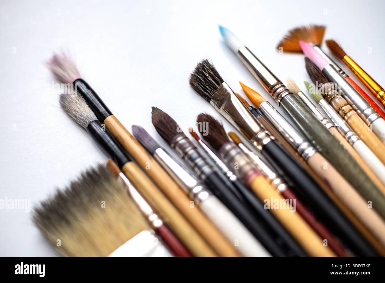 Ensemble de pinceaux d'aquarelle, collection de fournitures d'art pour peindre avec des aquarelles, différentes tailles et formes, isolé sur fond blanc Banque D'Images
