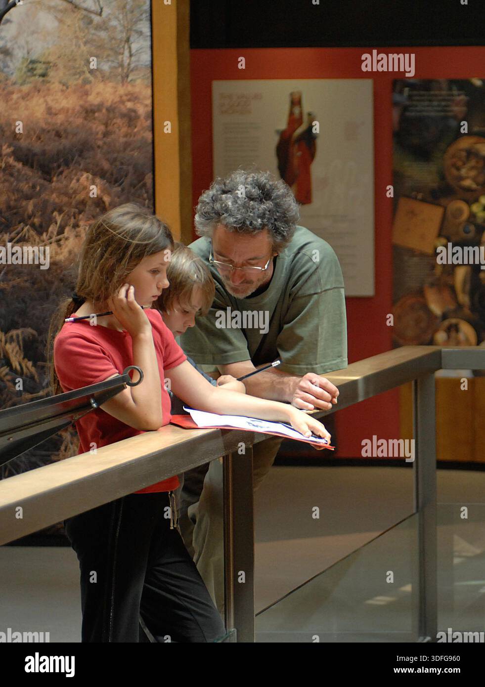 Scènes autour de Sutton Hoo Anglo Saxon Burial Ground, Woodbridge Suffolk. Le site est l'une des découvertes archéologiques les plus importantes de l'histoire britannique. Creusé en 1939, ce cimetière royal comporte une série de monticules, notamment Mound 1, qui contenait un enterrement de navires anglo-saxons de 90 pieds de long. Bien que le bois du navire pourri dans le sol acide, il a laissé une parfaite impression de « fantôme » dans le sable. L'enterrement, probablement pour le roi Rædwald des angles de l'est, a donné un trésor d'argent byzantin, de bijoux en or et de l'emblématique casque de fer. Banque D'Images
