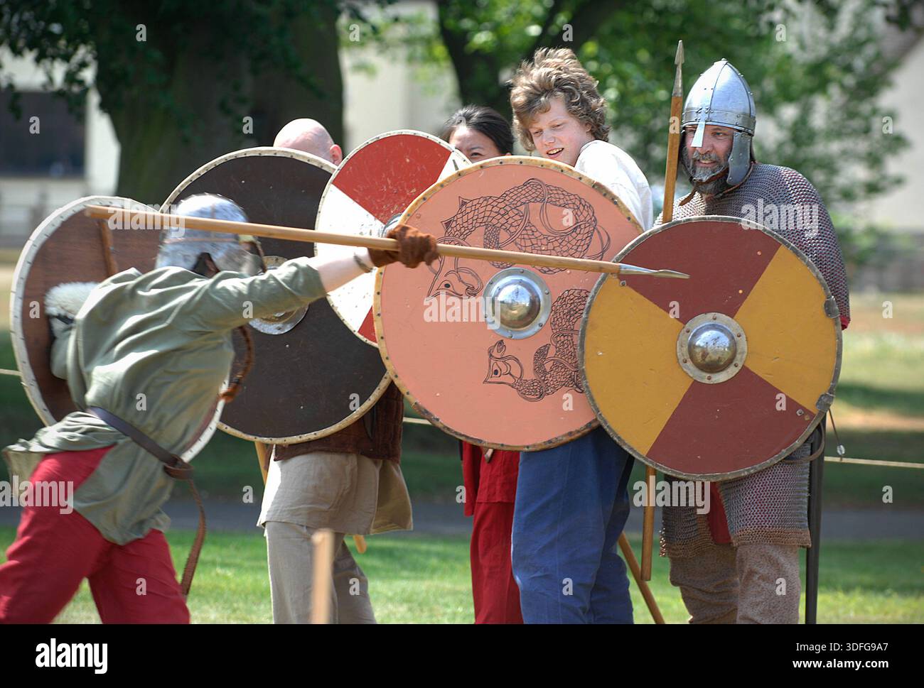 Scènes autour de Sutton Hoo Anglo Saxon Burial Ground, Woodbridge Suffolk. Le site est l'une des découvertes archéologiques les plus importantes de l'histoire britannique. Creusé en 1939, ce cimetière royal comporte une série de monticules, notamment Mound 1, qui contenait un enterrement de navires anglo-saxons de 90 pieds de long. Bien que le bois du navire pourri dans le sol acide, il a laissé une parfaite impression de « fantôme » dans le sable. L'enterrement, probablement pour le roi Rædwald des angles de l'est, a donné un trésor d'argent byzantin, de bijoux en or et de l'emblématique casque de fer. Banque D'Images