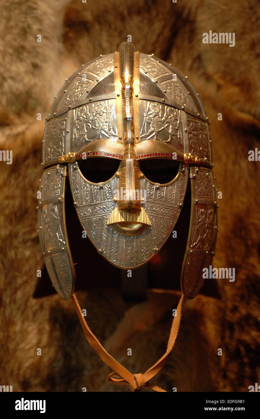 Scènes autour de Sutton Hoo Anglo Saxon Burial Ground, Woodbridge Suffolk. Le site est l'une des découvertes archéologiques les plus importantes de l'histoire britannique. Creusé en 1939, ce cimetière royal comporte une série de monticules, notamment Mound 1, qui contenait un enterrement de navires anglo-saxons de 90 pieds de long. Bien que le bois du navire pourri dans le sol acide, il a laissé une parfaite impression de « fantôme » dans le sable. L'enterrement, probablement pour le roi Rædwald des angles de l'est, a donné un trésor d'argent byzantin, de bijoux en or et de l'emblématique casque de fer. Banque D'Images