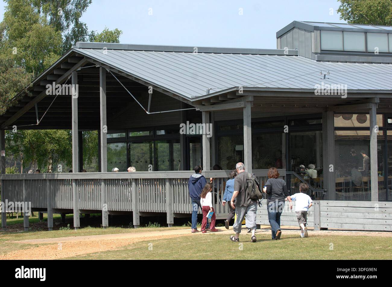 Scènes autour de Sutton Hoo Anglo Saxon Burial Ground, Woodbridge Suffolk. Le site est l'une des découvertes archéologiques les plus importantes de l'histoire britannique. Creusé en 1939, ce cimetière royal comporte une série de monticules, notamment Mound 1, qui contenait un enterrement de navires anglo-saxons de 90 pieds de long. Bien que le bois du navire pourri dans le sol acide, il a laissé une parfaite impression de « fantôme » dans le sable. L'enterrement, probablement pour le roi Rædwald des angles de l'est, a donné un trésor d'argent byzantin, de bijoux en or et de l'emblématique casque de fer, changeant fondamentalement notre compréhension du 7e siècle Banque D'Images
