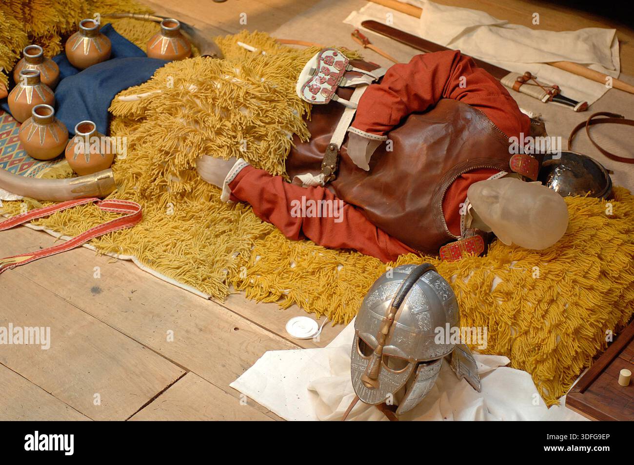 Scènes autour de Sutton Hoo Anglo Saxon Burial Ground, Woodbridge Suffolk. Le site est l'une des découvertes archéologiques les plus importantes de l'histoire britannique. Creusé en 1939, ce cimetière royal comporte une série de monticules, notamment Mound 1, qui contenait un enterrement de navires anglo-saxons de 90 pieds de long. Bien que le bois du navire pourri dans le sol acide, il a laissé une parfaite impression de « fantôme » dans le sable. L'enterrement, probablement pour le roi Rædwald des angles de l'est, a donné un trésor d'argent byzantin, de bijoux en or et de l'emblématique casque de fer. Banque D'Images