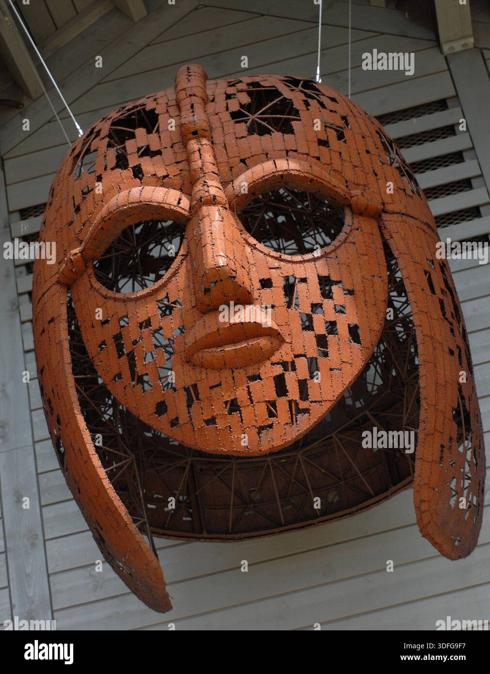 Scènes autour de Sutton Hoo Anglo Saxon Burial Ground, Woodbridge Suffolk. Le site est l'une des découvertes archéologiques les plus importantes de l'histoire britannique. Creusé en 1939, ce cimetière royal comporte une série de monticules, notamment Mound 1, qui contenait un enterrement de navires anglo-saxons de 90 pieds de long. Bien que le bois du navire pourri dans le sol acide, il a laissé une parfaite impression de « fantôme » dans le sable. L'enterrement, probablement pour le roi Rædwald des angles de l'est, a donné un trésor d'argent byzantin, de bijoux en or et de l'emblématique casque de fer, changeant fondamentalement notre compréhension du 7e siècle Banque D'Images