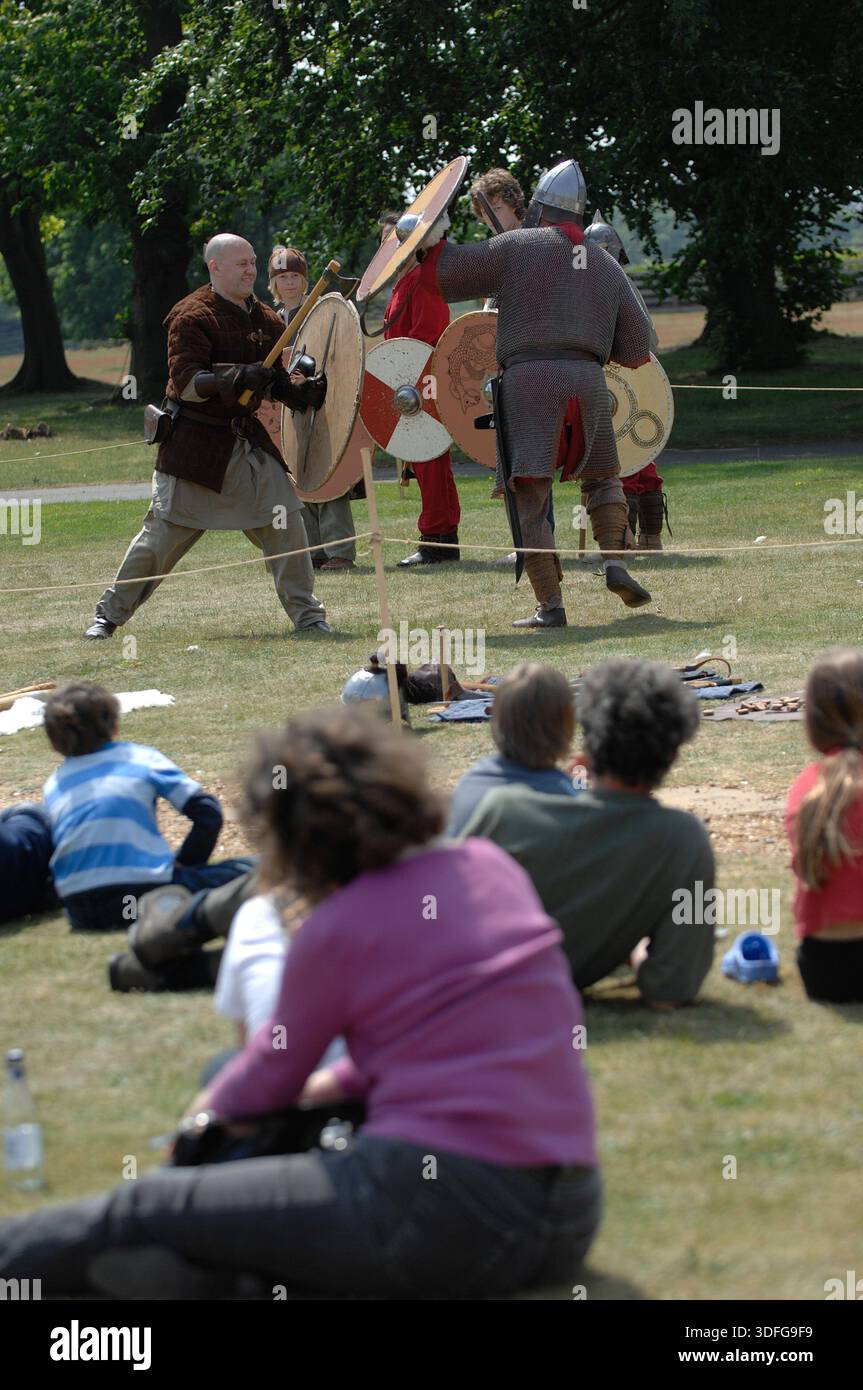 Scènes autour de Sutton Hoo Anglo Saxon Burial Ground, Woodbridge Suffolk. Le site est l'une des découvertes archéologiques les plus importantes de l'histoire britannique. Creusé en 1939, ce cimetière royal comporte une série de monticules, notamment Mound 1, qui contenait un enterrement de navires anglo-saxons de 90 pieds de long. Bien que le bois du navire pourri dans le sol acide, il a laissé une parfaite impression de « fantôme » dans le sable. L'enterrement, probablement pour le roi Rædwald des angles de l'est, a donné un trésor d'argent byzantin, de bijoux en or et de l'emblématique casque de fer. Banque D'Images