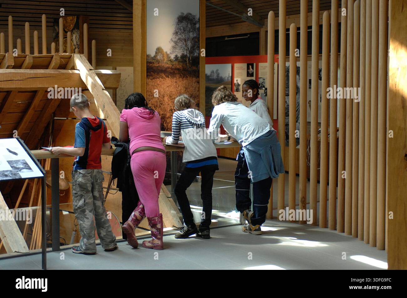 Scènes autour de Sutton Hoo Anglo Saxon Burial Ground, Woodbridge Suffolk. Le site est l'une des découvertes archéologiques les plus importantes de l'histoire britannique. Creusé en 1939, ce cimetière royal comporte une série de monticules, notamment Mound 1, qui contenait un enterrement de navires anglo-saxons de 90 pieds de long. Bien que le bois du navire pourri dans le sol acide, il a laissé une parfaite impression de « fantôme » dans le sable. L'enterrement, probablement pour le roi Rædwald des angles de l'est, a donné un trésor d'argent byzantin, de bijoux en or et de l'emblématique casque de fer, changeant fondamentalement notre compréhension du 7e siècle Banque D'Images