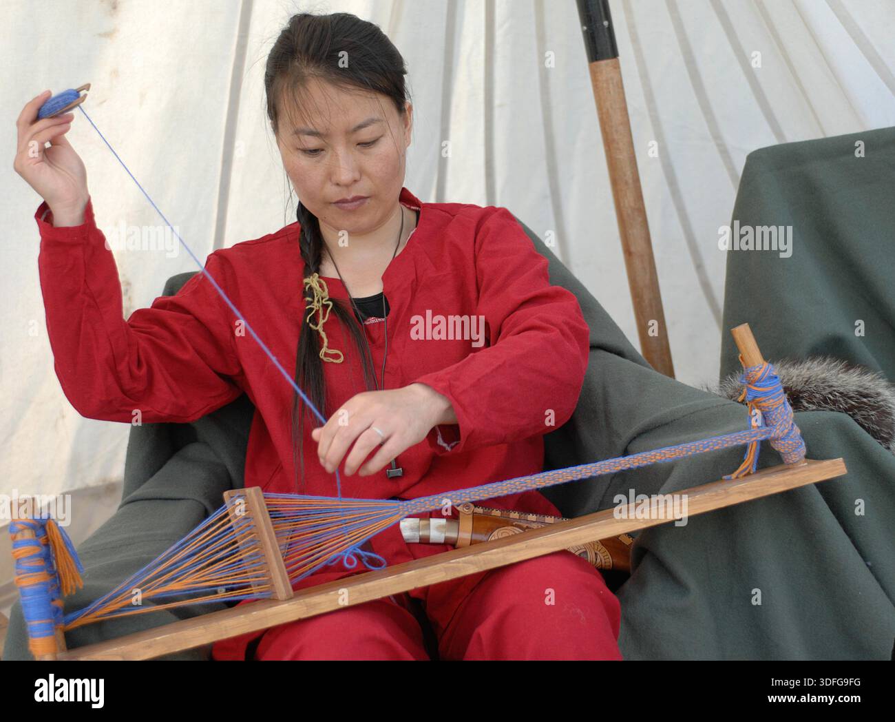 Scènes autour de Sutton Hoo Anglo Saxon Burial Ground, Woodbridge Suffolk. Le site est l'une des découvertes archéologiques les plus importantes de l'histoire britannique. Creusé en 1939, ce cimetière royal comporte une série de monticules, notamment Mound 1, qui contenait un enterrement de navires anglo-saxons de 90 pieds de long. Bien que le bois du navire pourri dans le sol acide, il a laissé une parfaite impression de « fantôme » dans le sable. L'enterrement, probablement pour le roi Rædwald des angles de l'est, a donné un trésor d'argent byzantin, de bijoux en or et de l'emblématique casque de fer, changeant fondamentalement notre compréhension du 7e siècle Banque D'Images
