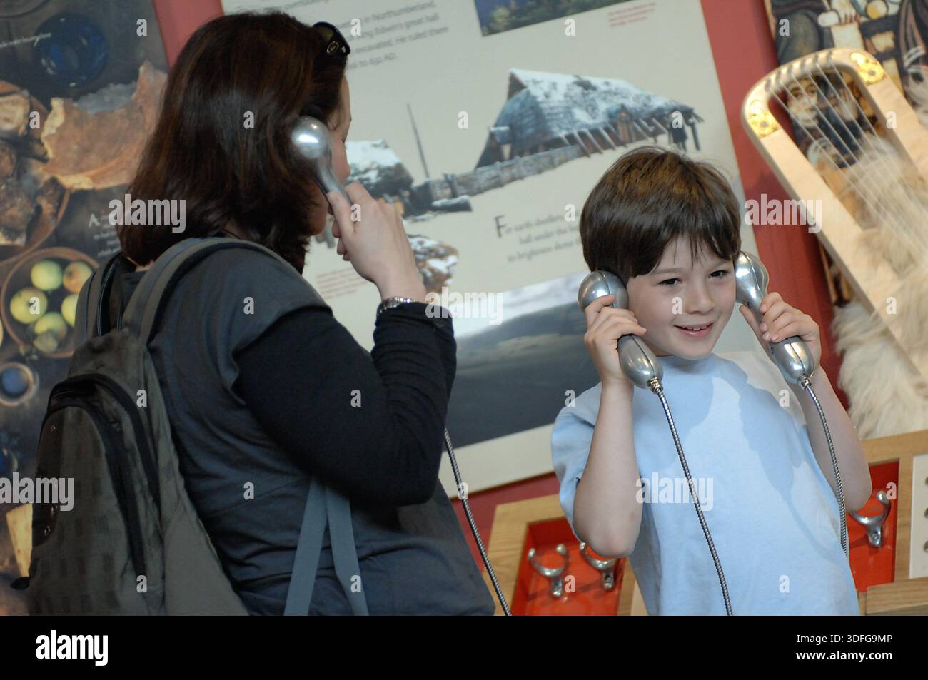 Scènes autour de Sutton Hoo Anglo Saxon Burial Ground, Woodbridge Suffolk. Le site est l'une des découvertes archéologiques les plus importantes de l'histoire britannique. Creusé en 1939, ce cimetière royal comporte une série de monticules, notamment Mound 1, qui contenait un enterrement de navires anglo-saxons de 90 pieds de long. Bien que le bois du navire pourri dans le sol acide, il a laissé une parfaite impression de « fantôme » dans le sable. L'enterrement, probablement pour le roi Rædwald des angles de l'est, a donné un trésor d'argent byzantin, de bijoux en or et de l'emblématique casque de fer. Banque D'Images