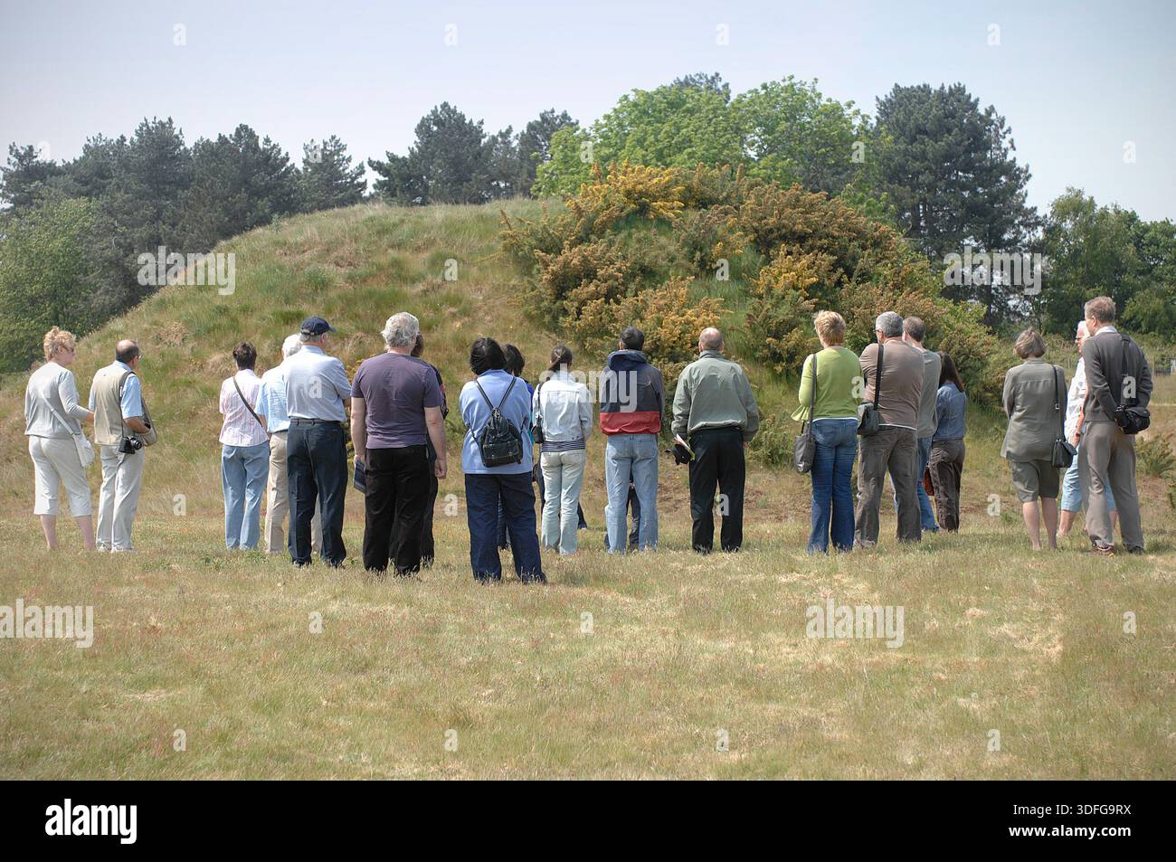 Scènes autour de Sutton Hoo Anglo Saxon Burial Ground, Woodbridge Suffolk. Le site est l'une des découvertes archéologiques les plus importantes de l'histoire britannique. Creusé en 1939, ce cimetière royal comporte une série de monticules, notamment Mound 1, qui contenait un enterrement de navires anglo-saxons de 90 pieds de long. Bien que le bois du navire pourri dans le sol acide, il a laissé une parfaite impression de « fantôme » dans le sable. L'enterrement, probablement pour le roi Rædwald des angles de l'est, a donné un trésor d'argent byzantin, de bijoux en or et de l'emblématique casque de fer. Banque D'Images