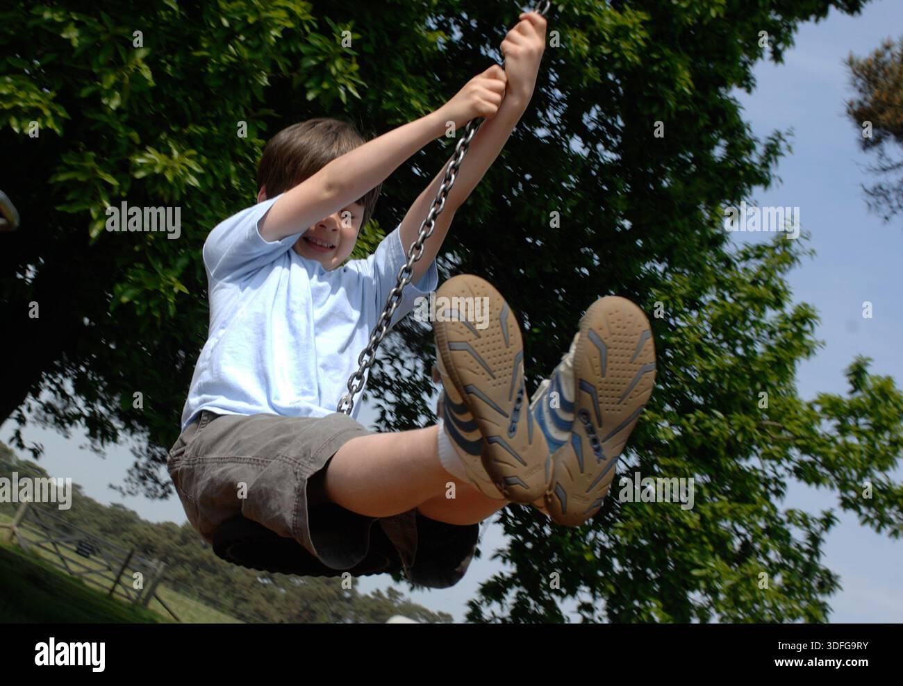 Scènes autour de Sutton Hoo Anglo Saxon Burial Ground, Woodbridge Suffolk. Le site est l'une des découvertes archéologiques les plus importantes de l'histoire britannique. Creusé en 1939, ce cimetière royal comporte une série de monticules, notamment Mound 1, qui contenait un enterrement de navires anglo-saxons de 90 pieds de long. Bien que le bois du navire pourri dans le sol acide, il a laissé une parfaite impression de « fantôme » dans le sable. L'enterrement, probablement pour le roi Rædwald des angles de l'est, a donné un trésor d'argent byzantin, de bijoux en or et de l'emblématique casque de fer. Banque D'Images