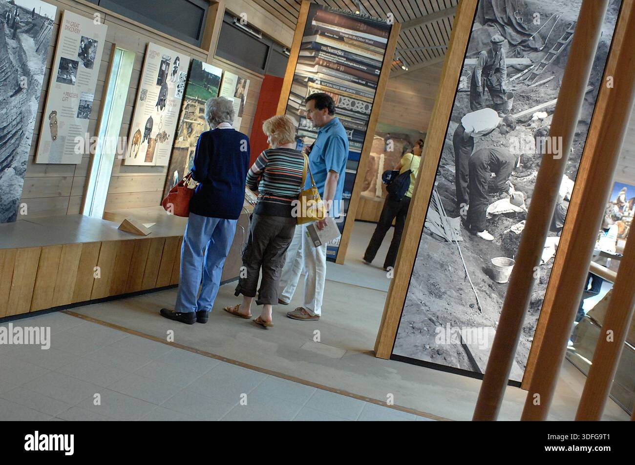 Scènes autour de Sutton Hoo Anglo Saxon Burial Ground, Woodbridge Suffolk. Le site est l'une des découvertes archéologiques les plus importantes de l'histoire britannique. Creusé en 1939, ce cimetière royal comporte une série de monticules, notamment Mound 1, qui contenait un enterrement de navires anglo-saxons de 90 pieds de long. Bien que le bois du navire pourri dans le sol acide, il a laissé une parfaite impression de « fantôme » dans le sable. L'enterrement, probablement pour le roi Rædwald des angles de l'est, a donné un trésor d'argent byzantin, de bijoux en or et de l'emblématique casque de fer. Banque D'Images