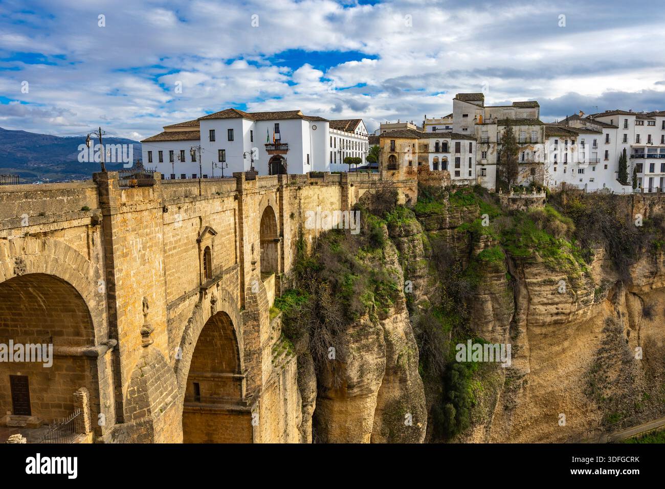 Les visiteurs admirent le magnifique pont Puente Nuevo à Ronda, tout en explorant sa riche histoire et ses paysages à couper le souffle. Banque D'Images