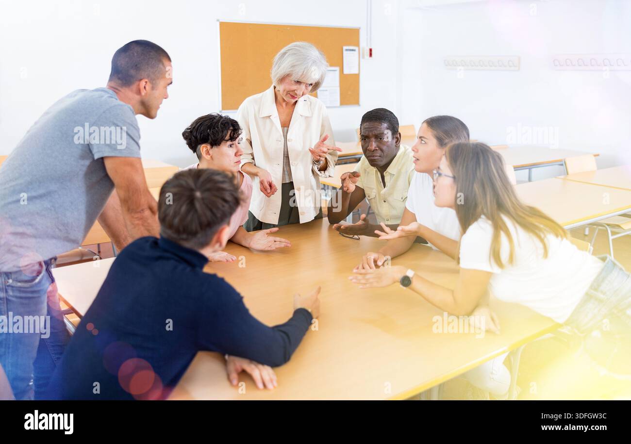 Groupe de personnes participant à un cours de langue Banque D'Images