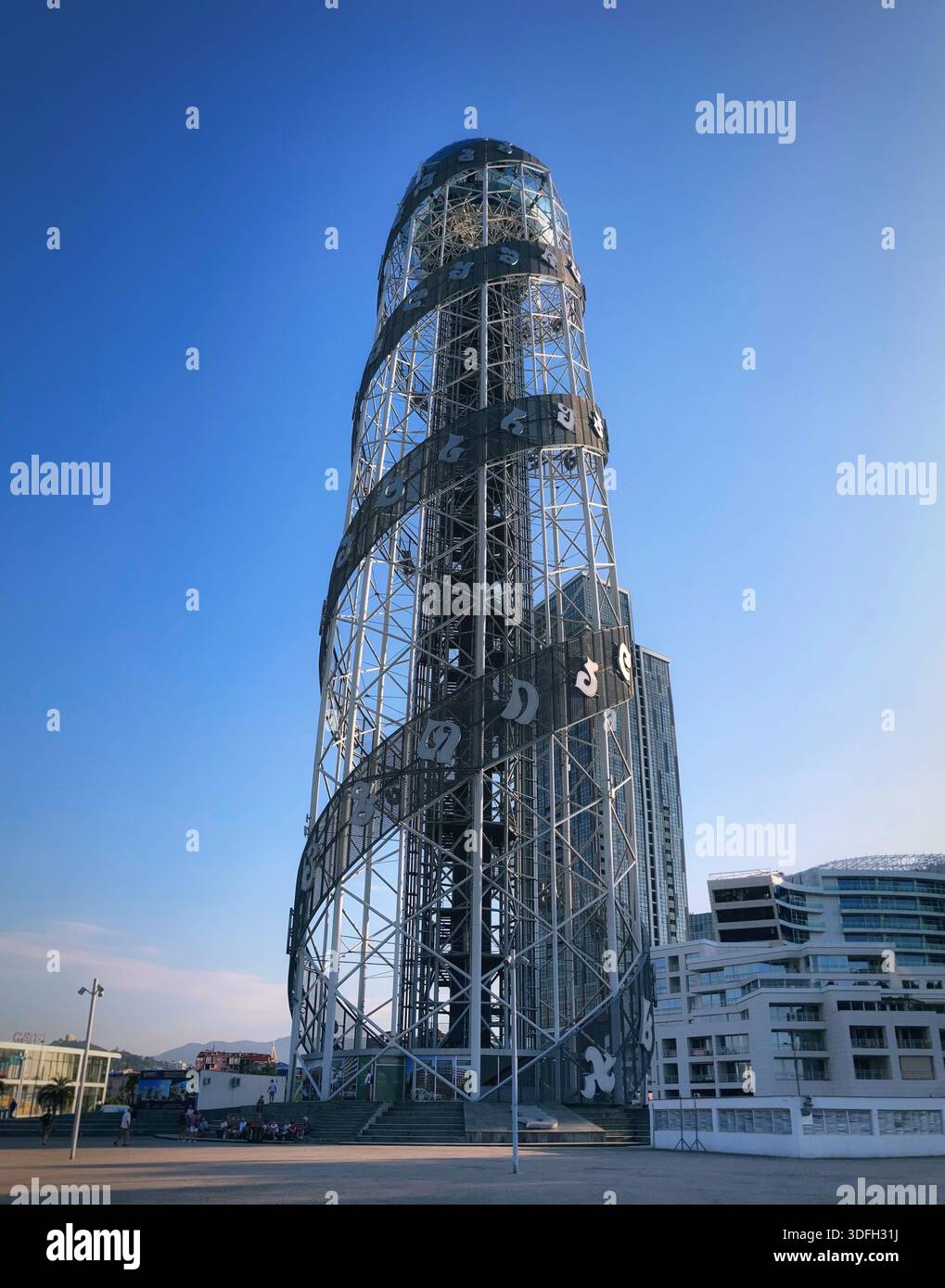Tour alphabétique géorgienne s’élevant au-dessus de la côte de Batoumi, 30 septembre 2025. Banque D'Images