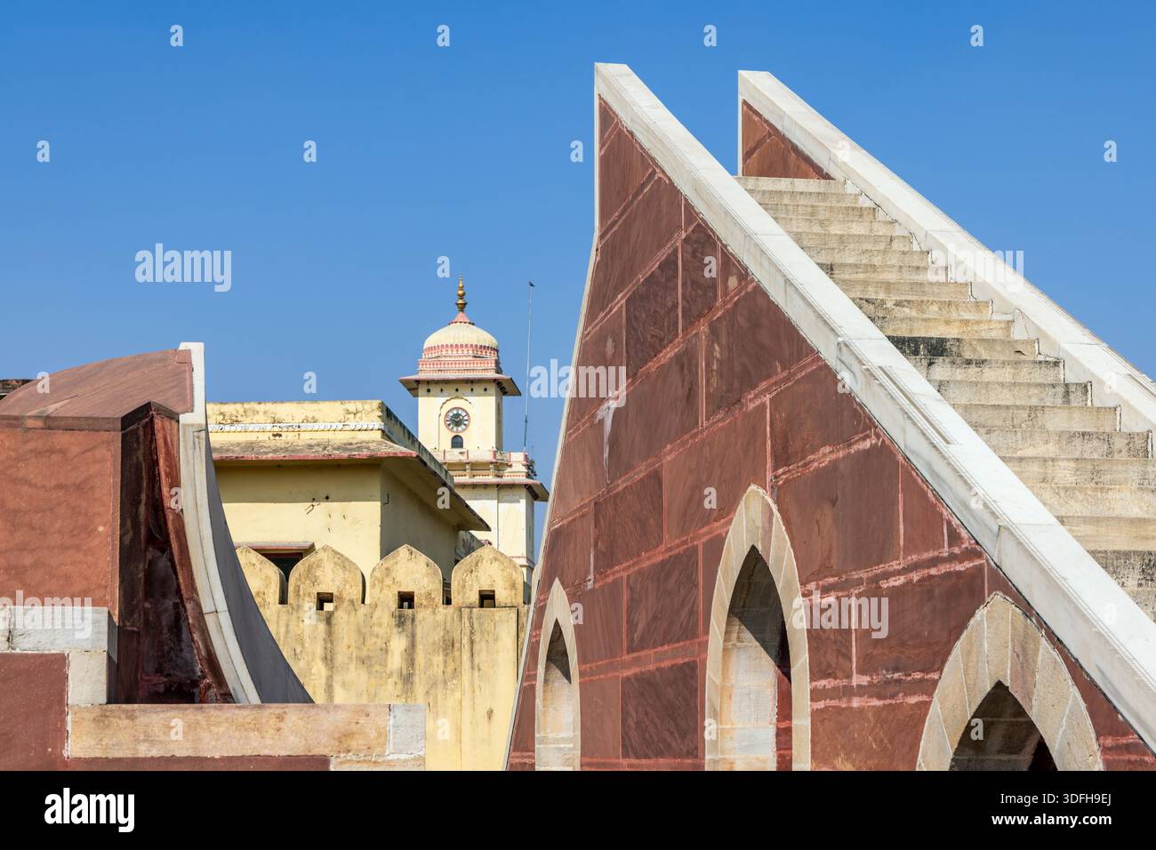 Jantar Mantar est un site d'observation astronomique situé à Jaipur, en Inde. Banque D'Images
