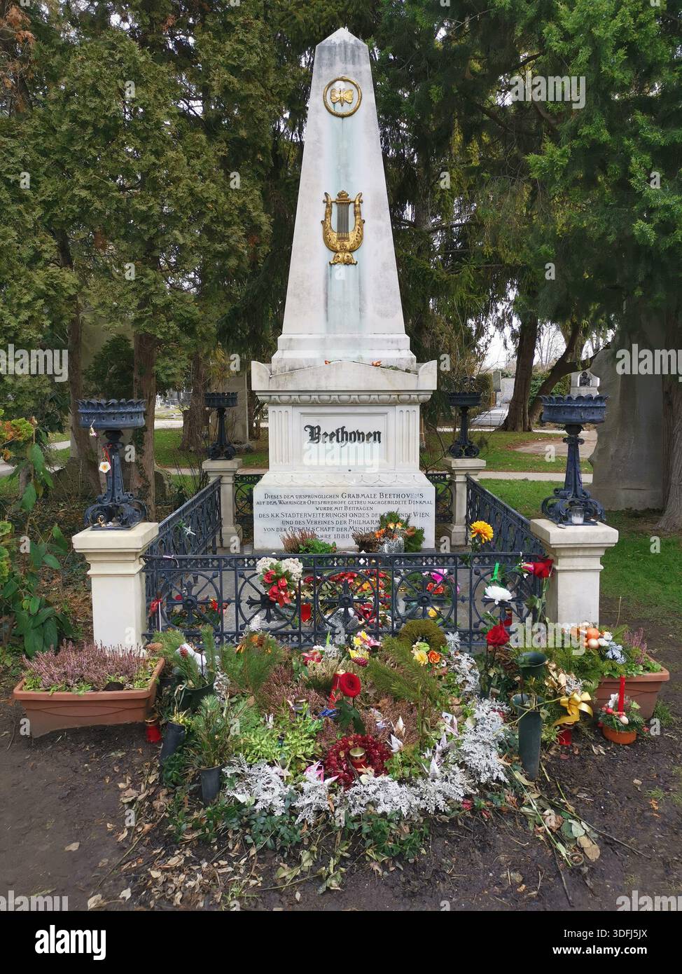 8121. Tombe de Ludwig van Beethoven (1770-1827) dans le cimetière central de Vienne, Autriche. Banque D'Images