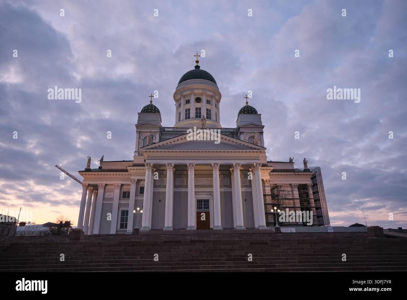 Capturez la majestueuse cathédrale d'Helsinki au crépuscule, un monument important de la capitale finlandaise. Banque D'Images