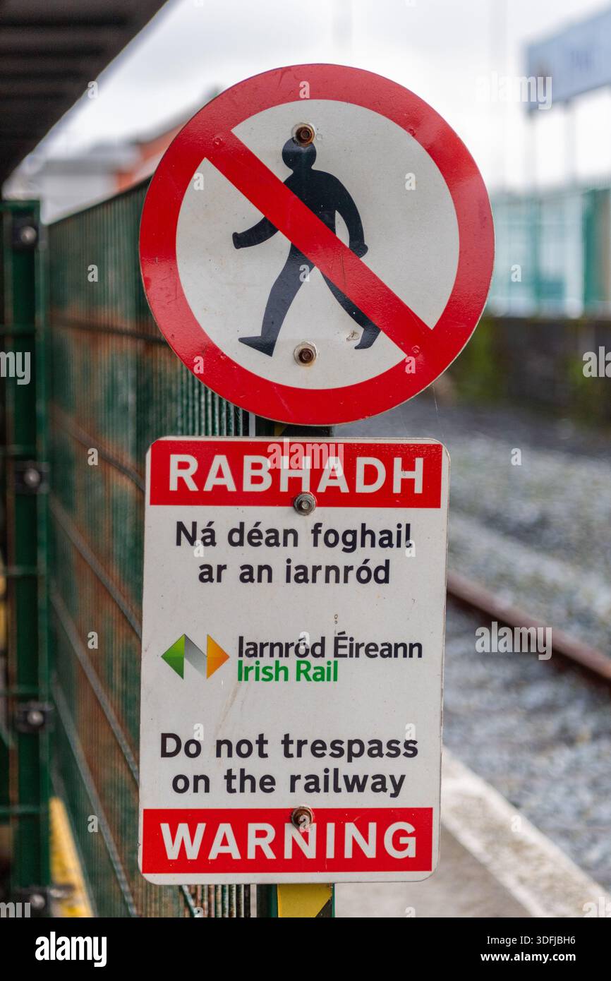 Panneau d'avertissement « ne pas empiéter sur le chemin de fer » à Cobh Railway Station, Co. Cork, Irlande. Banque D'Images
