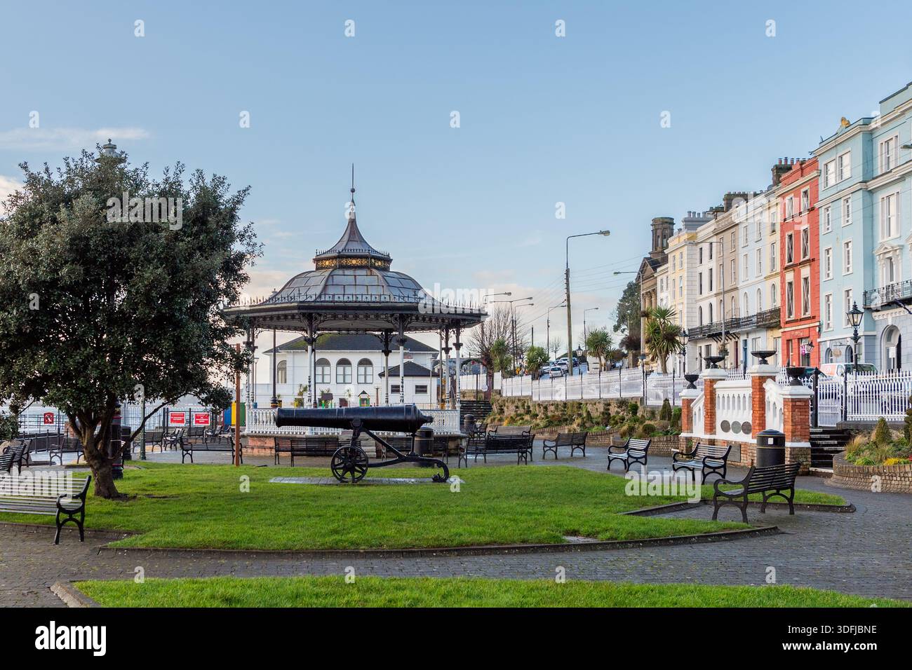 Kiosque et canon à Kennedy Park, Cobh, Co. Cork, Irlande. Banque D'Images