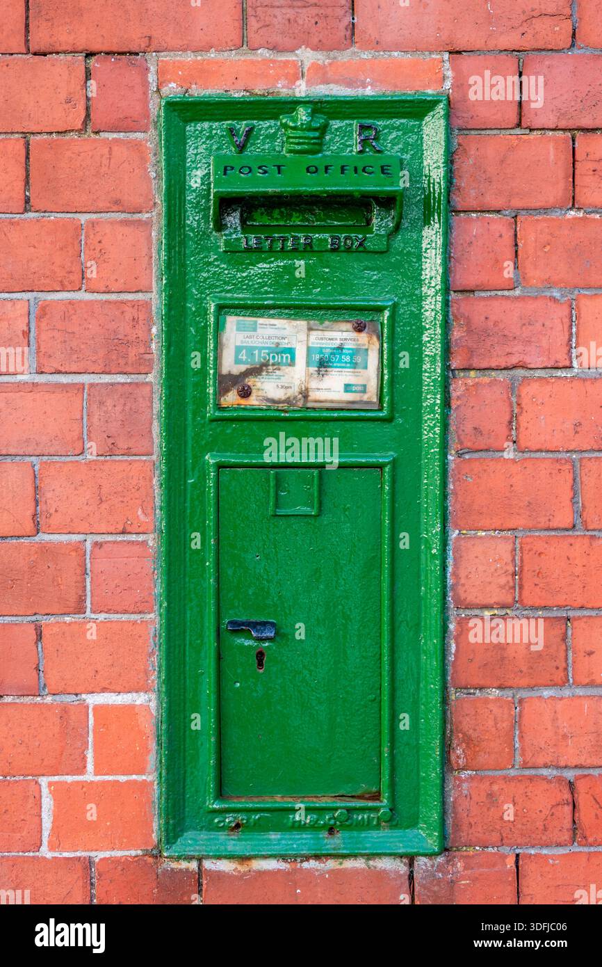 Boîte aux lettres irlandaise Queen Victoria Era montée dans un mur à Cobh, Co. Cork, Irlande. Banque D'Images