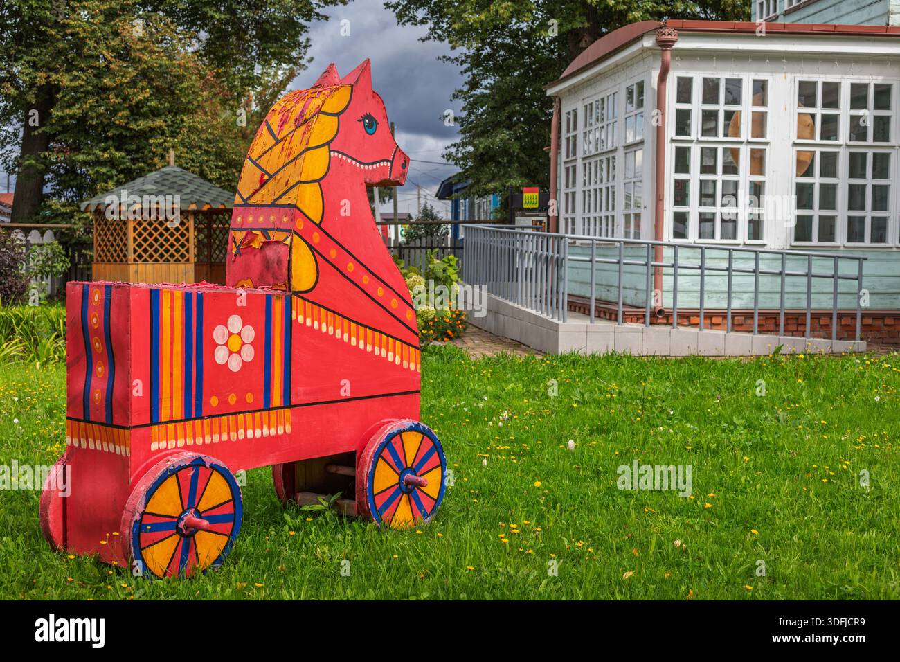 Cheval jouet rouge et maison Polyakov, maison traditionnelle en bois vintage, Gorokhovets, région de Vladimir, Russie Banque D'Images