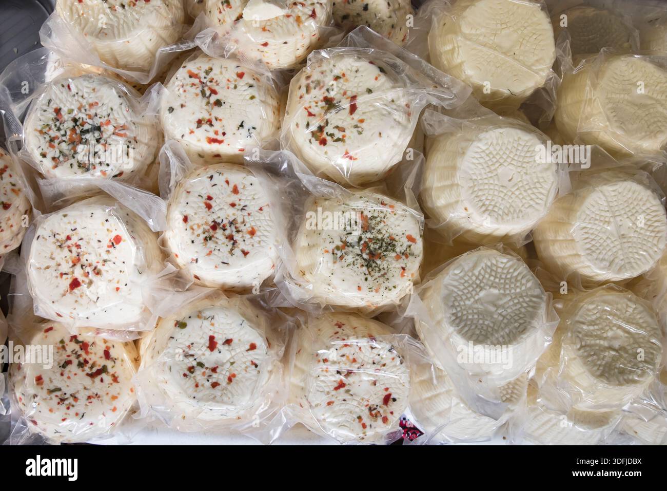 Assortiment de fromages frais avec épices emballés pour la vente vue de dessus Banque D'Images