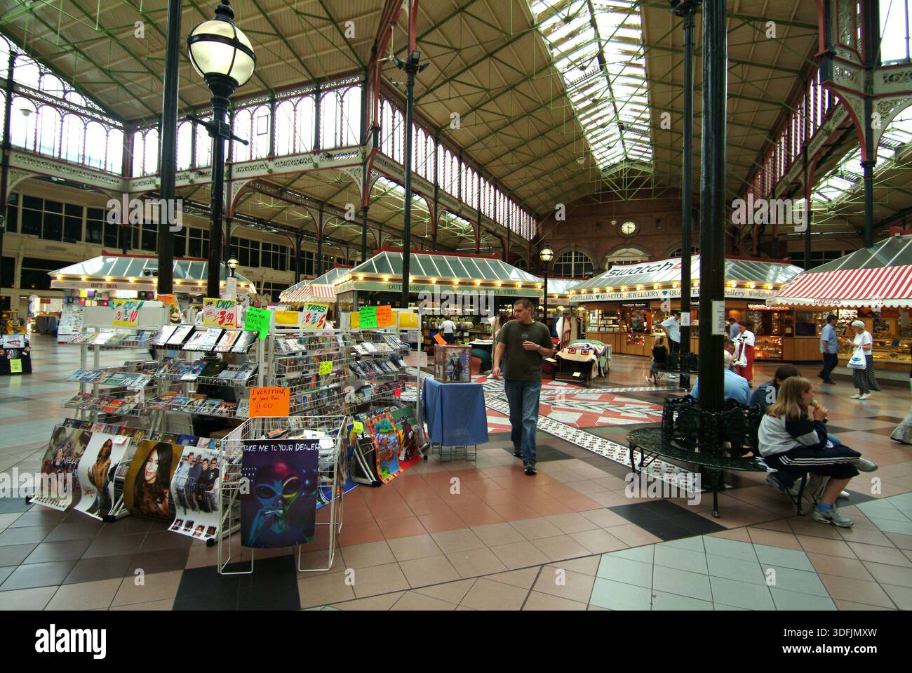 Bolton, Market Hall intérieur avec shoppers. - Bolton - Greater Manchester, Royaume-Uni : mai 2022 Banque D'Images