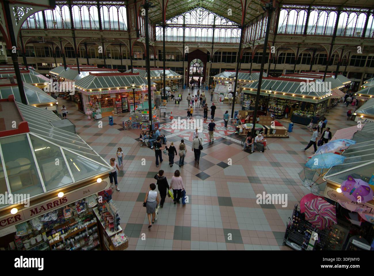 Bolton, intérieur de la halle de marché avec des acheteurs. - Bolton - Greater Manchester, Royaume-Uni : mai 2022 Banque D'Images