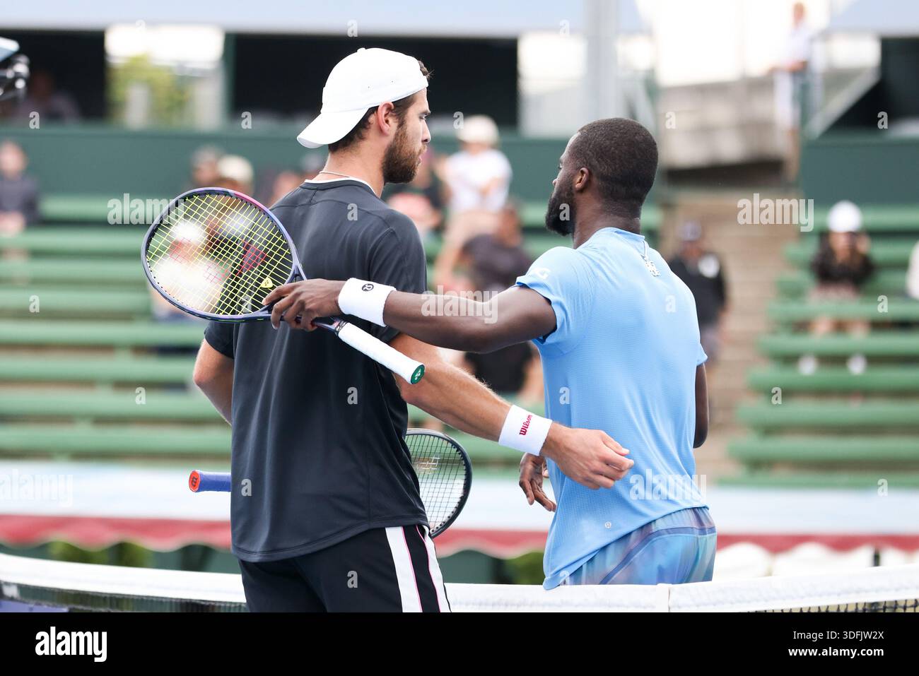 Melbourne, Australie. 13 janvier 2026. Karen Khachanov de Russie célèbre la victoire de Frances Tiafoe des États-Unis (pas en vue) le jour 1 du Kooyong Classic 2026. Karen Khachanov 6 - 4, 6 -4 Frances Tiafoe crédit : SOPA images Limited/Alamy Live News Banque D'Images