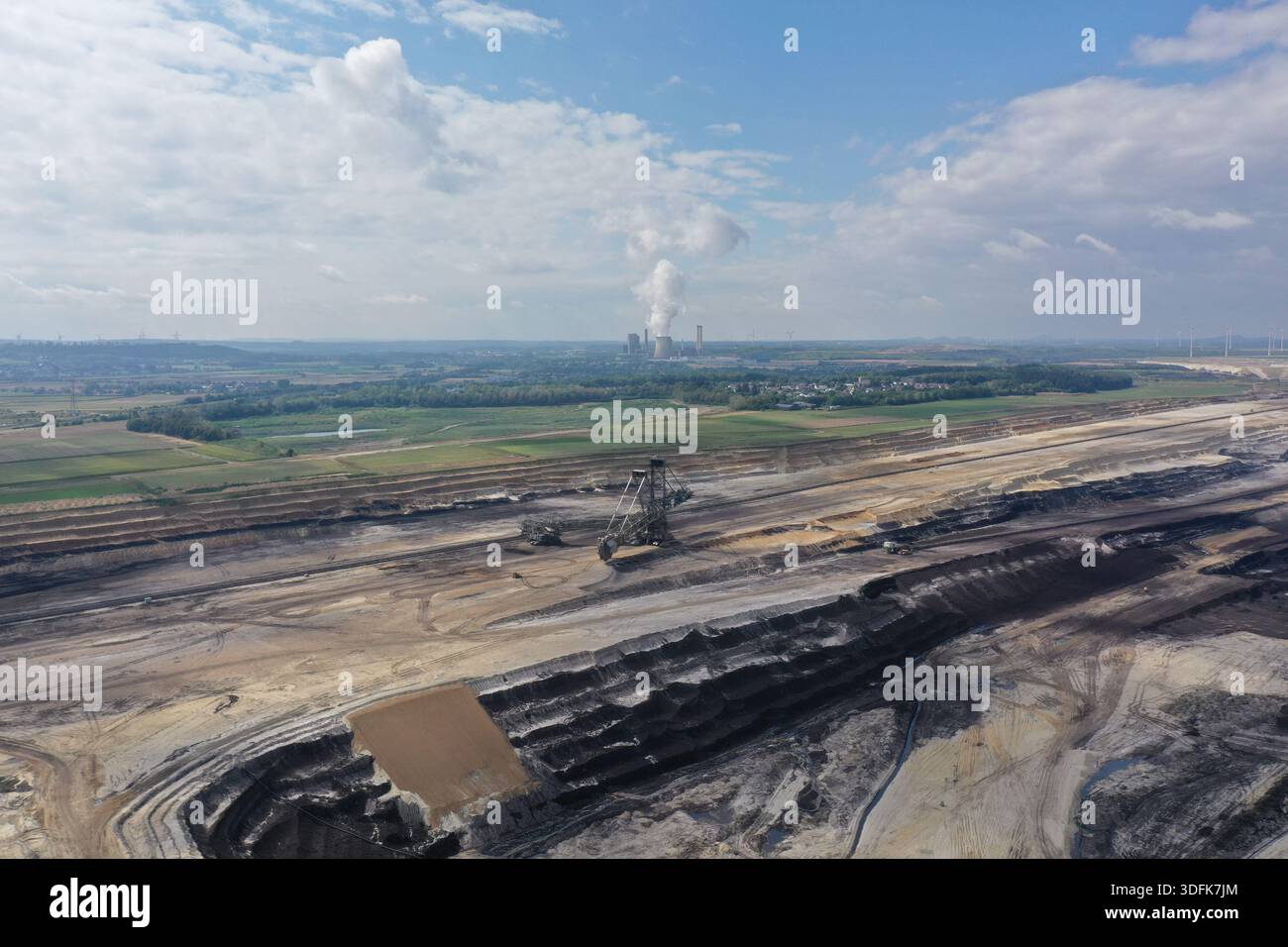 Vue aérienne de la mine à ciel ouvert d'Inden avec pelle à roues à godets et centrale au lignite de Weisweiler en arrière-plan Banque D'Images