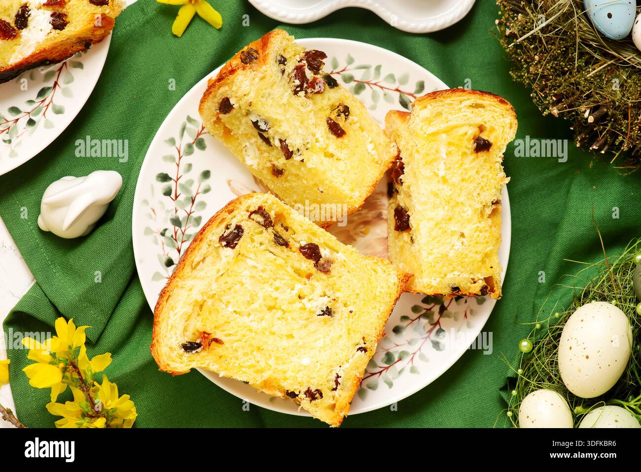 Kraffin de pâtisserie traditionnelle de Pâques avec fromage cottage et raisins secs sur fond de Pâques et œufs peints.top veiw .focus sélectif Banque D'Images