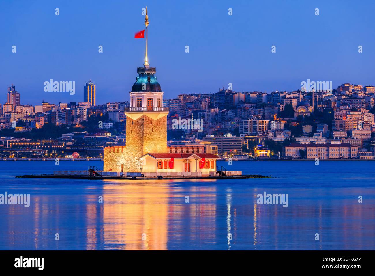 Istanbul, Turquie. La Tour de la jeune fille (Kız Kulesi), également connue sous le nom de Tour de Léandre, une tour historique sur un petit îlot dans le détroit du Bosphore. Banque D'Images