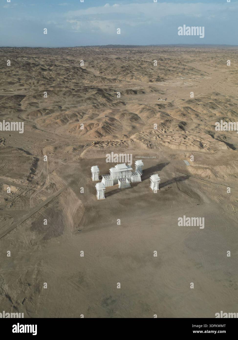 Vue aérienne de structures blanches brillantes se détachant contre le paysage aride, un témoignage de l'ingéniosité humaine dans le vaste désert, Jiuquan, Gansu, C. Banque D'Images