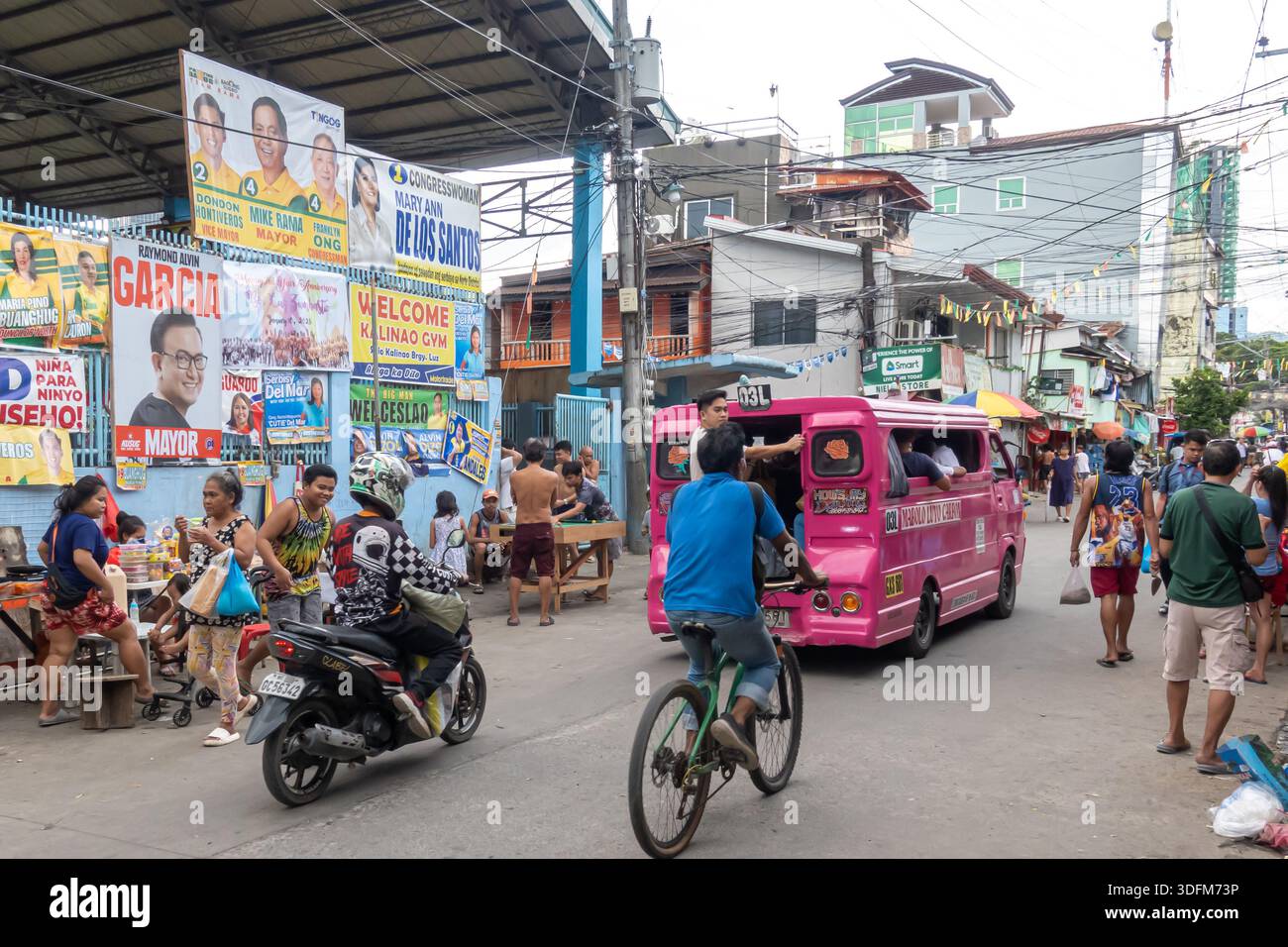 La vie quotidienne et la circulation dans le centre-ville de Cebu, Philippines. Affiches politiques pour Garcia, rue animée, jeepney Banque D'Images