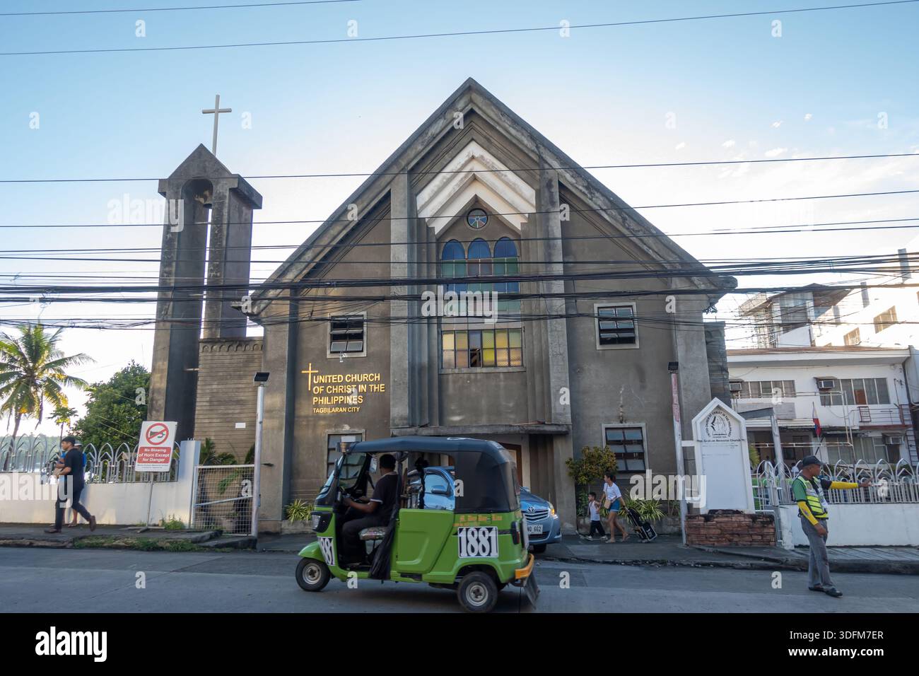 Église unie du Christ aux Philippines. Bohol le bâtiment a une façade à pignon distincte avec une croix sur le dessus et un clocher séparé. Banque D'Images