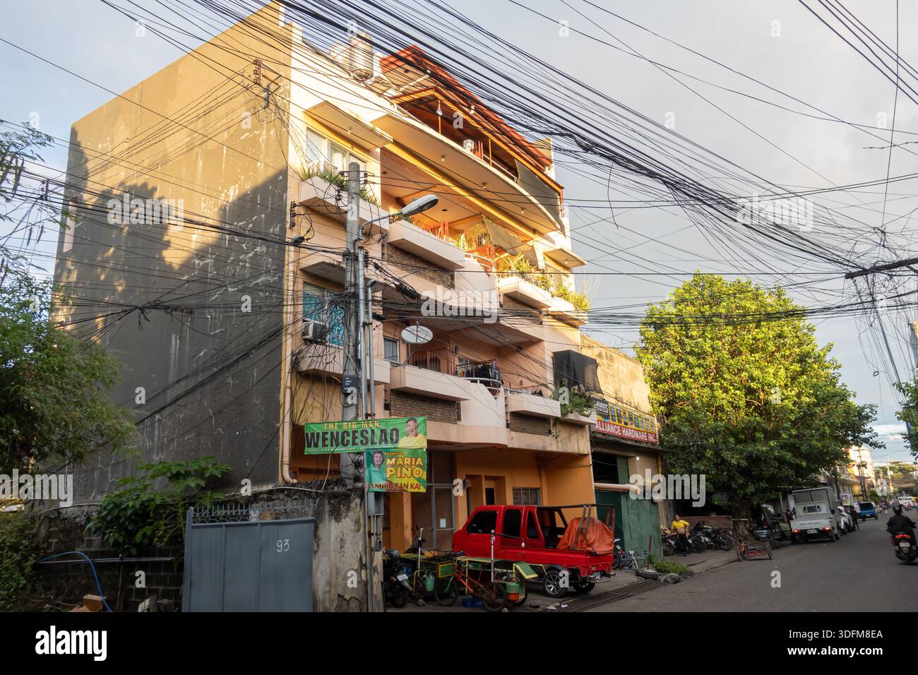 Immeuble d'appartements de cinq étages dans une zone urbaine, Cebu , Philippines, une propriété génératrice de revenus. Fils, route sale Banque D'Images