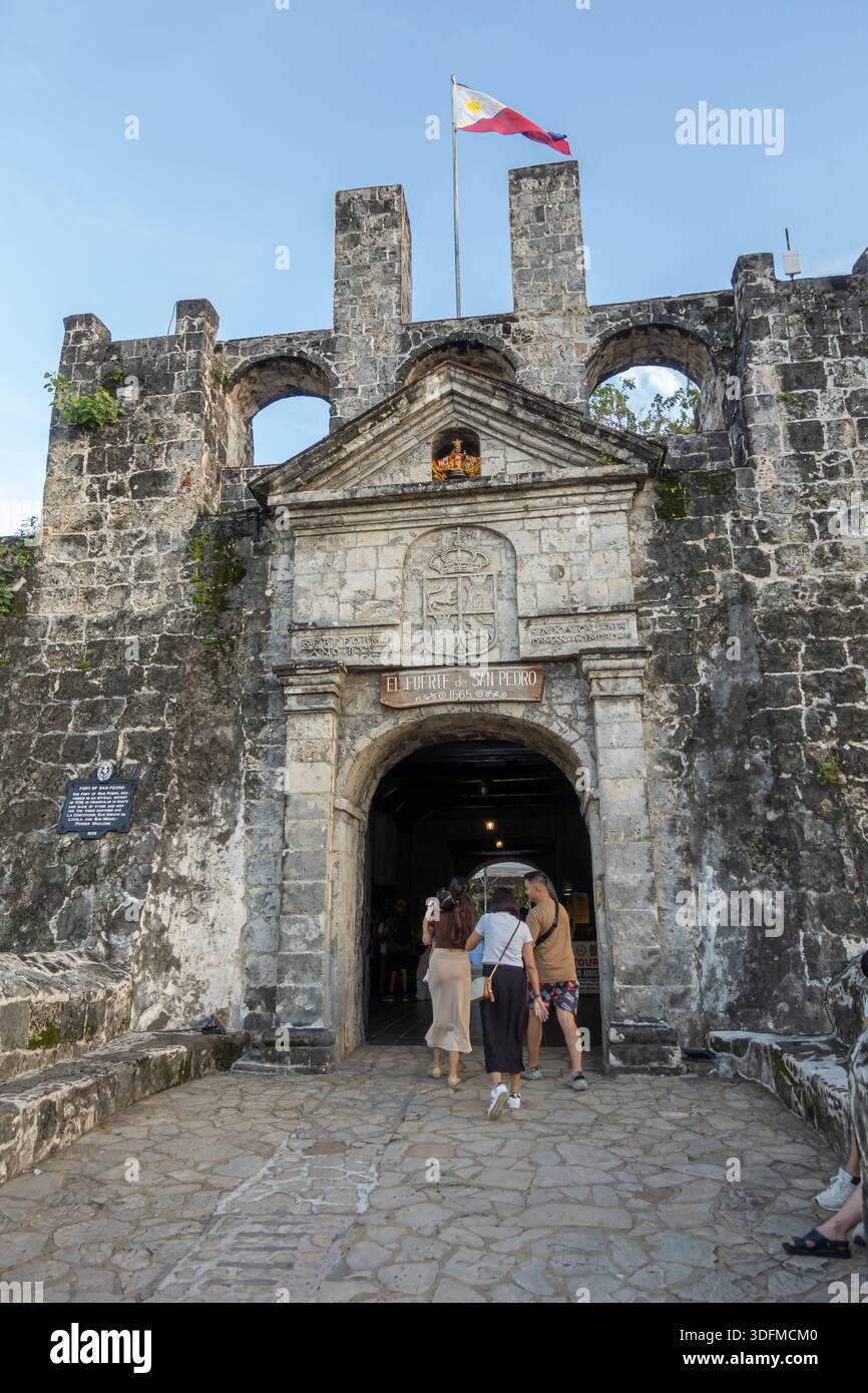 Visiteurs à l'entrée de Fort San Pedro à Cebu City, Philippines. Structure de défense militaire construite en Espagne, XVIIe siècle Banque D'Images