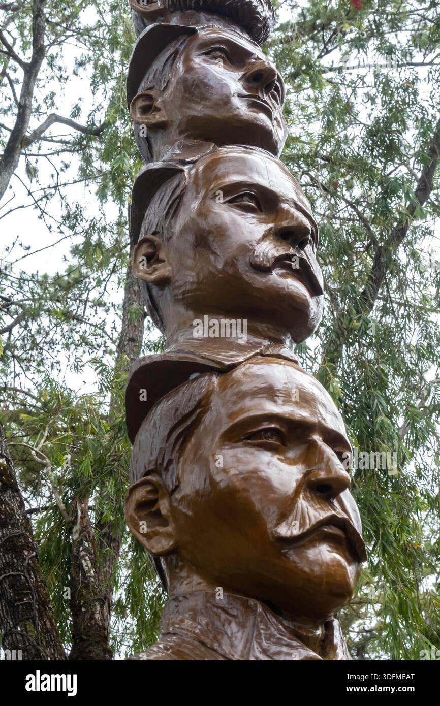 Totem pole, bustes de personnages historiques qui ont joué un rôle important dans la relation entre les Philippines et l'armée américaine. Baguio. Banque D'Images