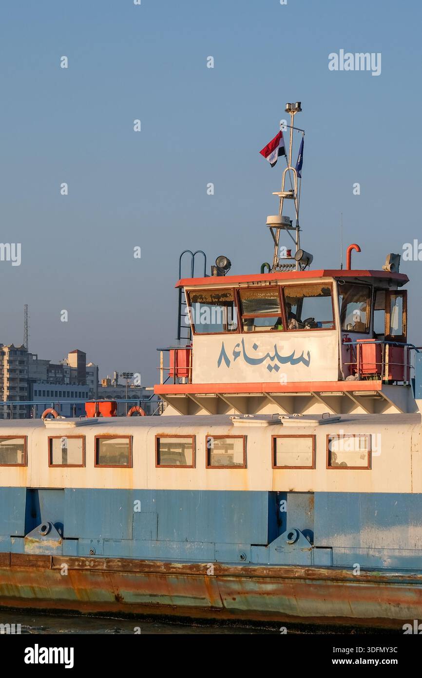 Ferry-boat “Sinai 8” reliant Port Saïd et Port Fuad à travers le canal de Suez, Egypte. Banque D'Images