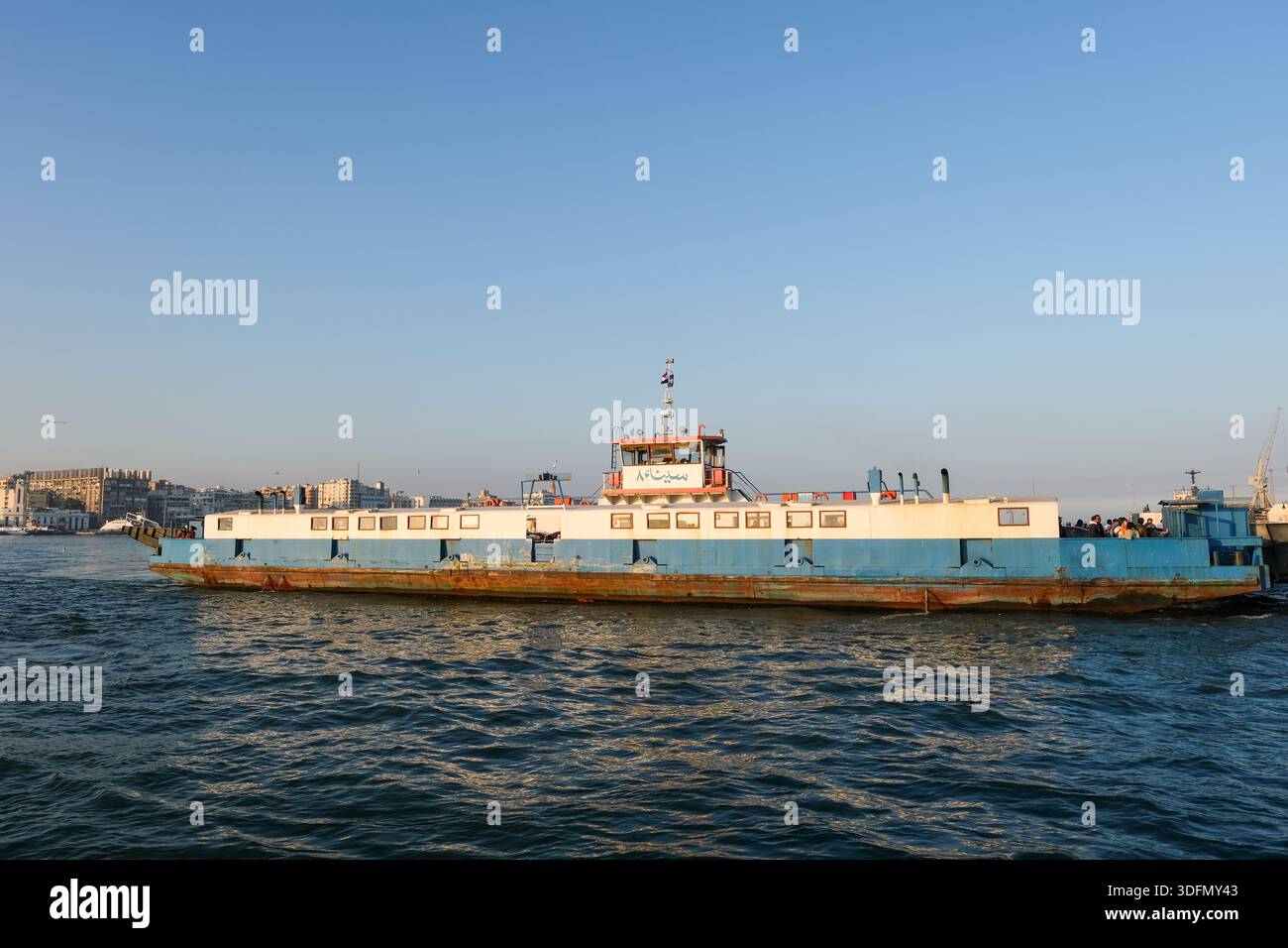 Ferry-boat “Sinai 8” reliant Port Saïd et Port Fuad à travers le canal de Suez, Egypte. Banque D'Images