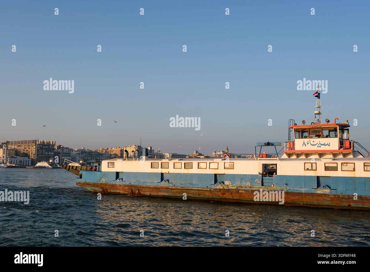 Ferry-boat “Sinai 8” reliant Port Saïd et Port Fuad à travers le canal de Suez, Egypte. Banque D'Images