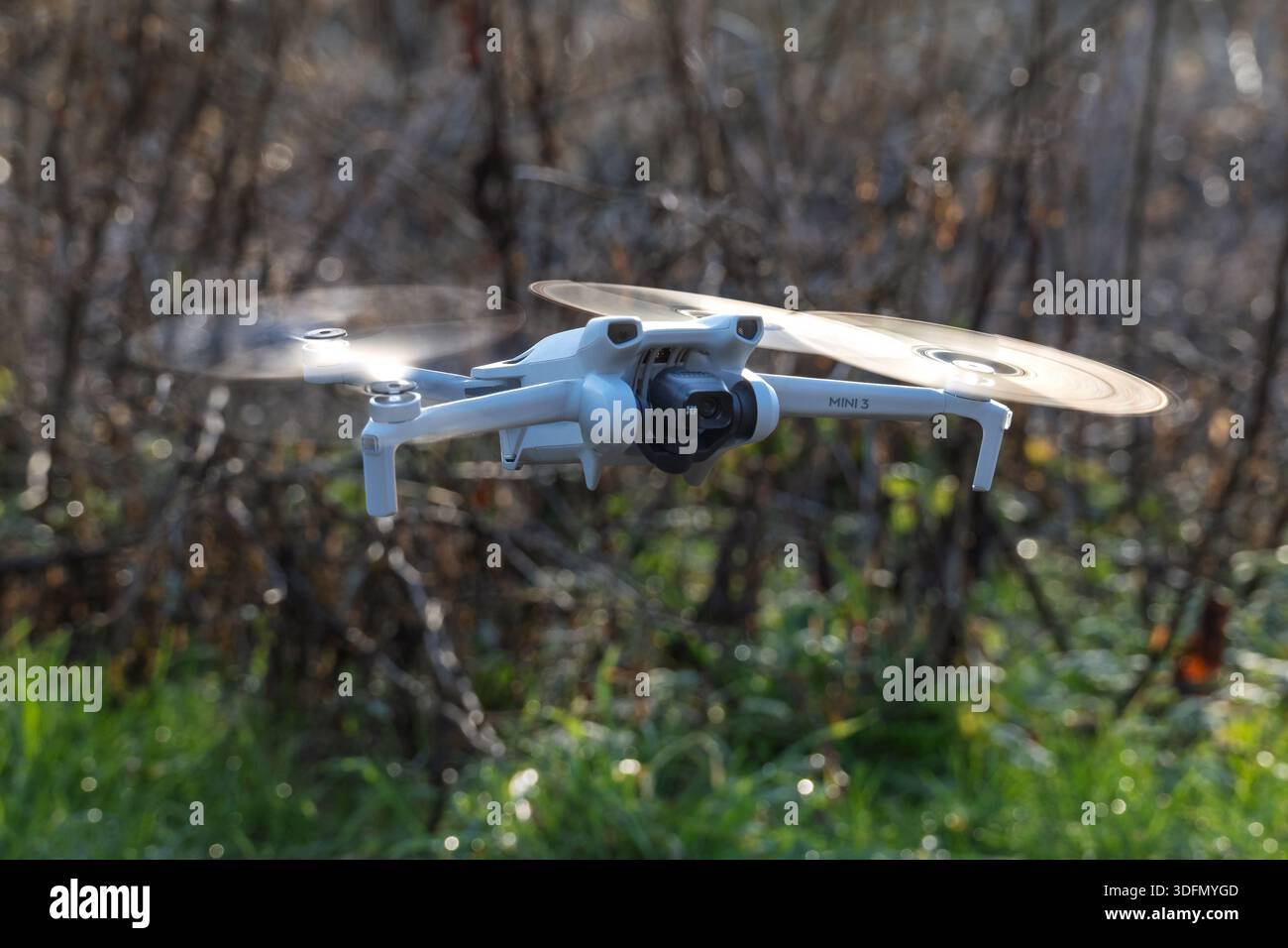 Vol par drone DJI Mini3. Banque D'Images