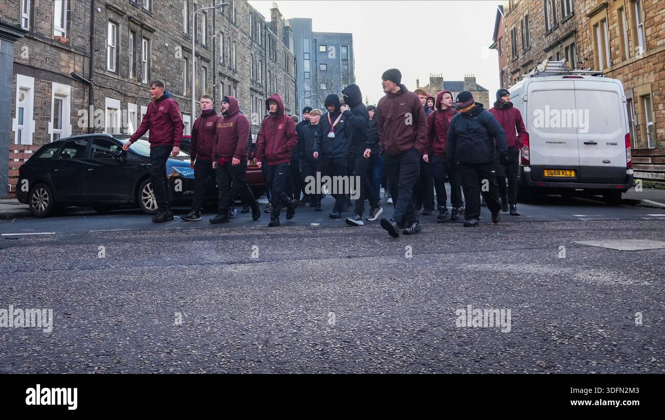Motherwell FC ultras marchant dans la rue jusqu'au stade Easter Road lors du match de premier League écossais, date 22, entre Hibernian FC et Motherwell FC, joué au stade Easter Road le 10 janvier 2026 à Édimbourg, en Écosse. (Photo de Bagu Blanco / PRESSIN) Banque D'Images