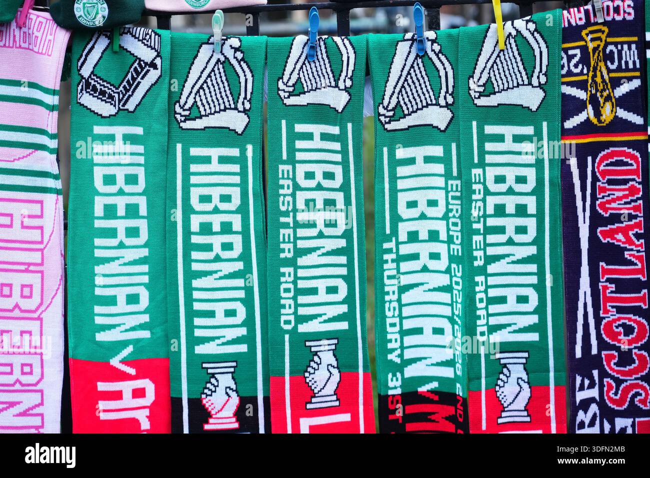 Foulards hibernian dans la rue près du stade Easter Road lors du match de premier League écossais, date 22, entre Hibernian FC et Motherwell FC, joué au stade Easter Road le 10 janvier 2026 à Édimbourg, en Écosse. (Photo de Bagu Blanco / PRESSIN) Banque D'Images