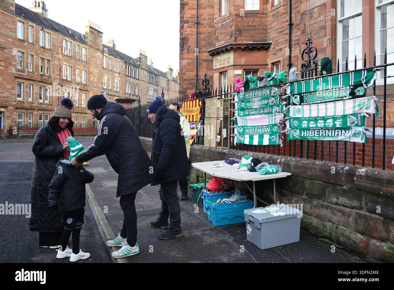 Foulards hibernian dans la rue près du stade Easter Road lors du match de premier League écossais, date 22, entre Hibernian FC et Motherwell FC, joué au stade Easter Road le 10 janvier 2026 à Édimbourg, en Écosse. (Photo de Bagu Blanco / PRESSIN) Banque D'Images