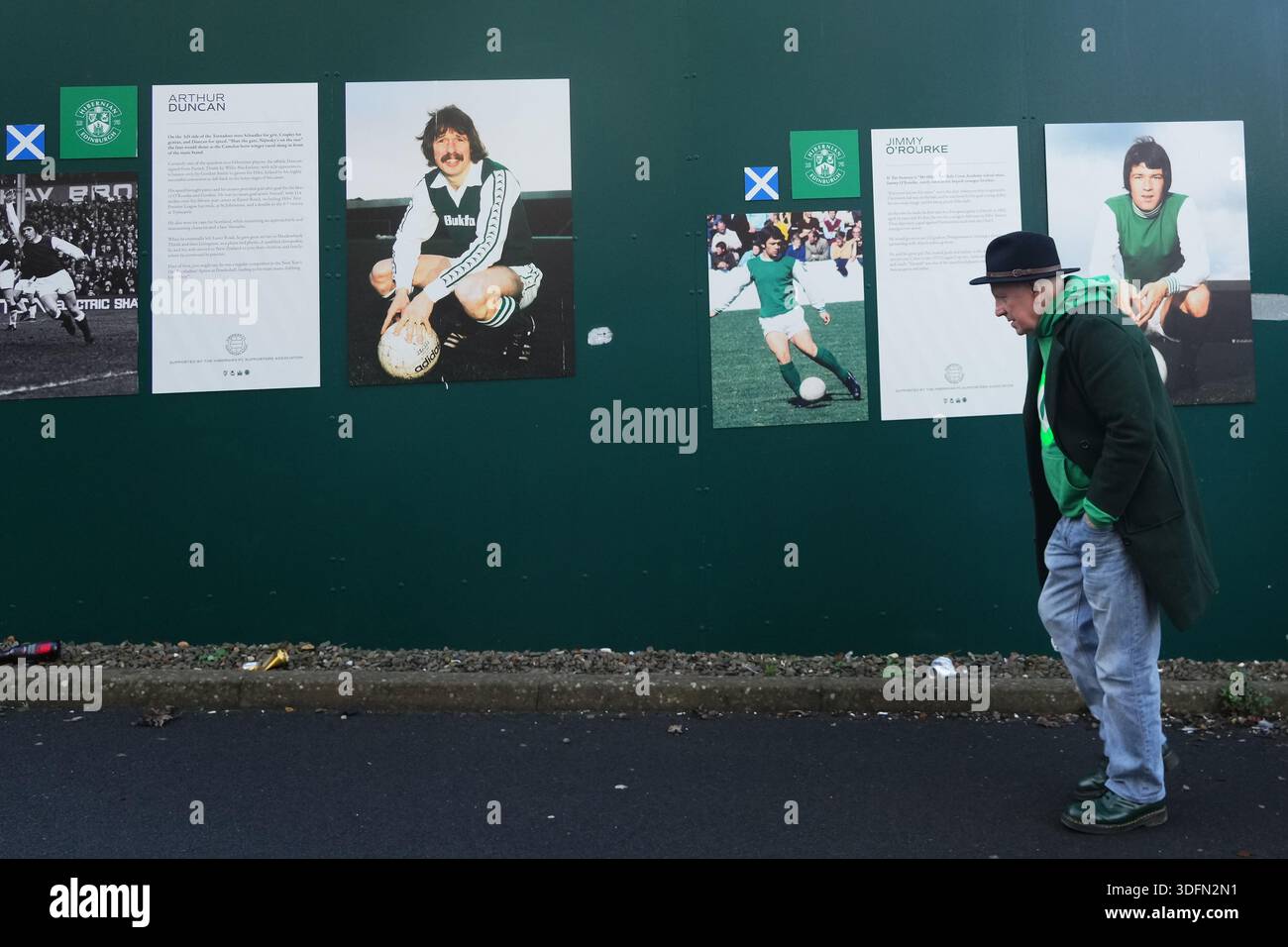 Un fan du Hibernian FC dans la rue lors du match de premier League écossais, date 22, entre le Hibernian FC et le Motherwell FC, a joué au Easter Road Stadium le 10 janvier 2026 à Édimbourg, en Écosse. (Photo de Bagu Blanco / PRESSIN) Banque D'Images