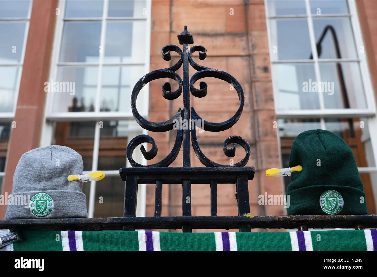Des chapeaux hiberniens dans la rue près du stade Easter Road lors du match de premier League écossais, date 22, entre Hibernian FC et Motherwell FC, joué au stade Easter Road le 10 janvier 2026 à Édimbourg, en Écosse. (Photo de Bagu Blanco / PRESSIN) Banque D'Images